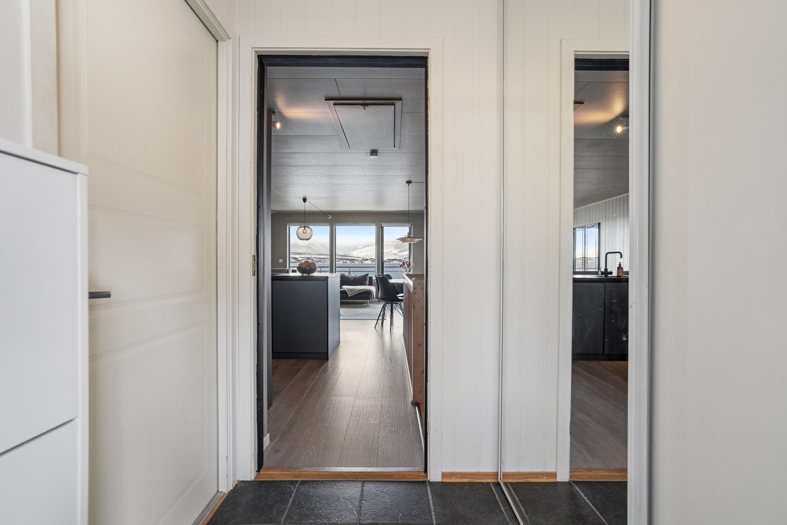 Entré med garderobeskap med skyvedører som gir plass til oppheng og oppbevaring av sko. Galleribilde