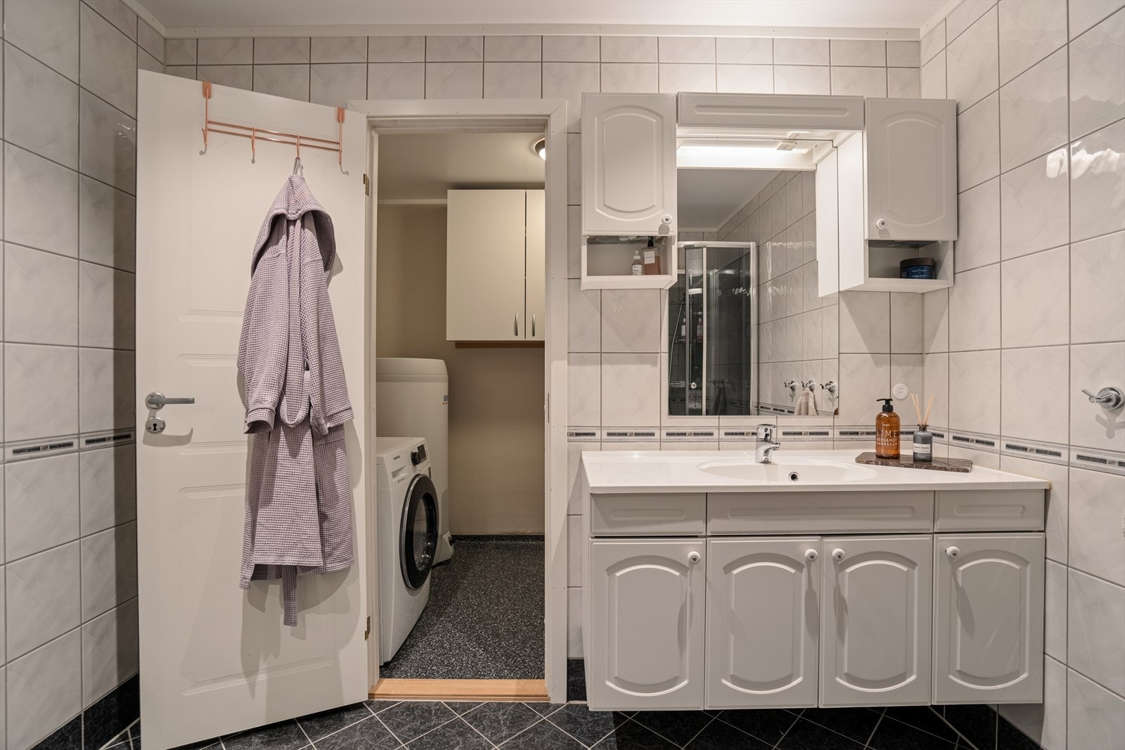 Badet fra 2006 med elektriker varmekabler i gulvet. Galleribilde