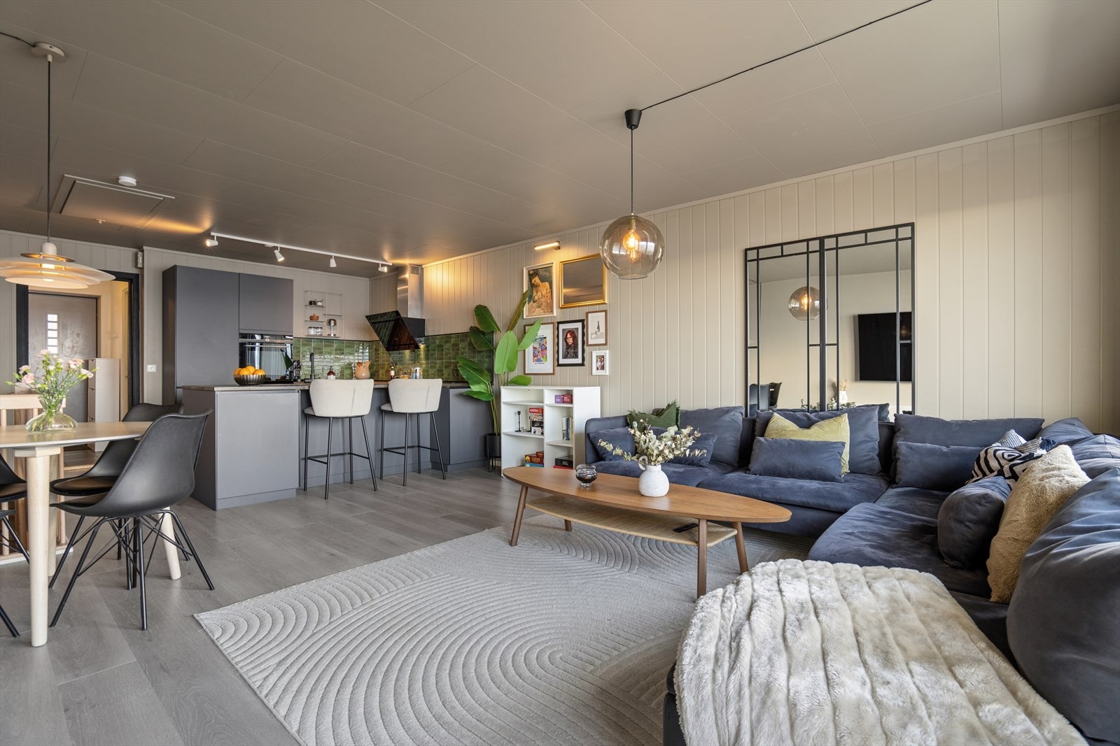 Det er god plass til både sofagruppe og spiseplass, og den åpne løsningen mot kjøkkenet gir en fin flyt i rommet. Galleribilde