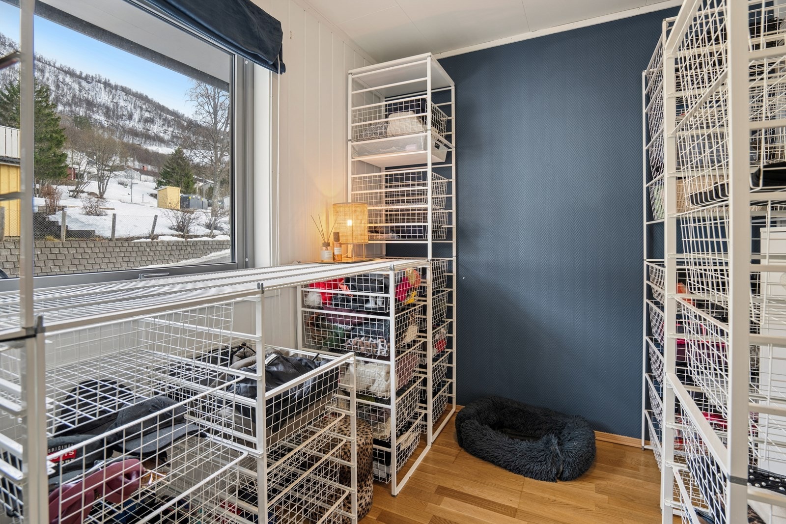 Soverommet i 1. etasje benyttes i dag som et romslig garderoberom med praktiske oppbevaringsløsninger. Galleribilde