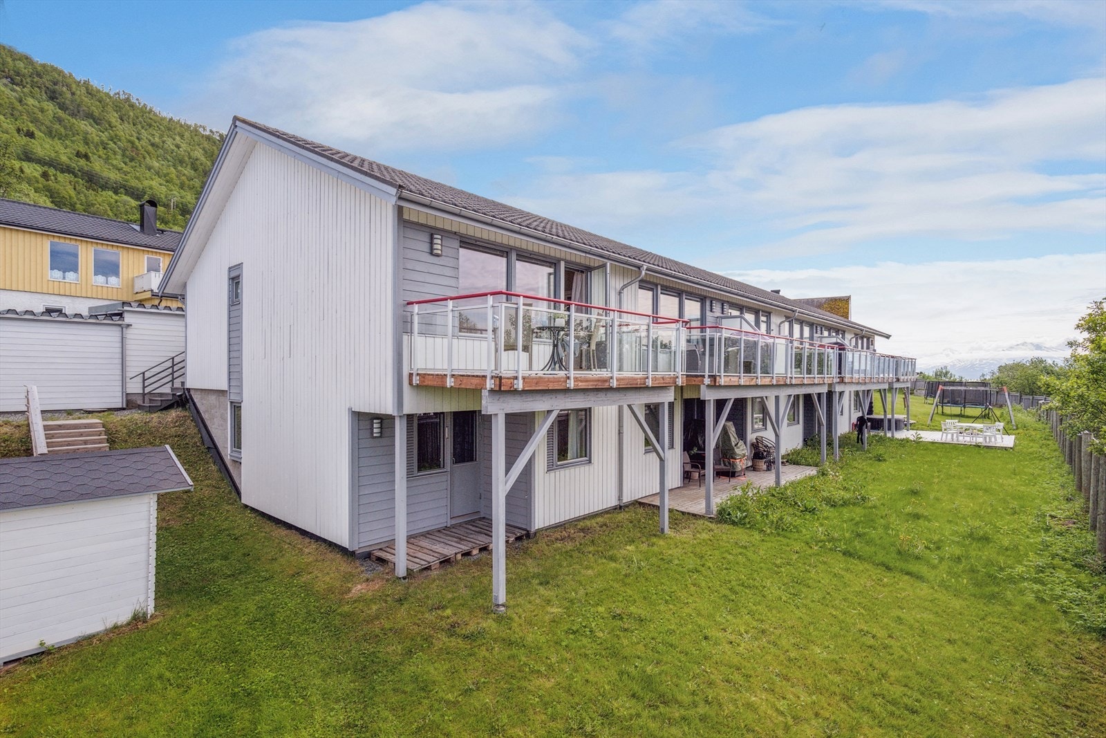 Boligen strekker seg over to plan og har et attraktiv beliggenhet i et veletablert boligområde. Galleribilde