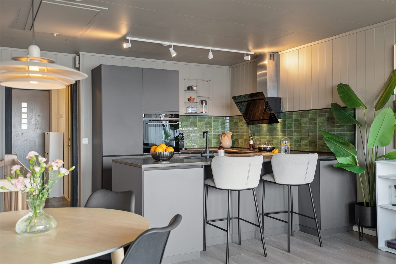 Praktisk kjøkkenøy som gir både ekstra benkeplass og en hyggelig sitteplass. Galleribilde