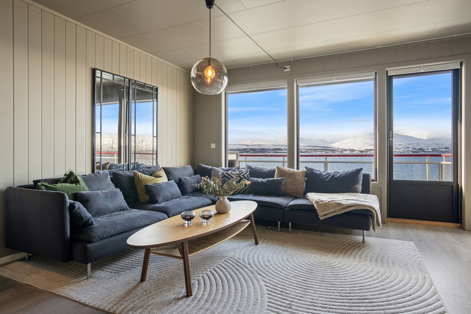 Lys og romslig stue med store vindusflater som gir flott utsikt og godt med naturlig lys. Galleribilde