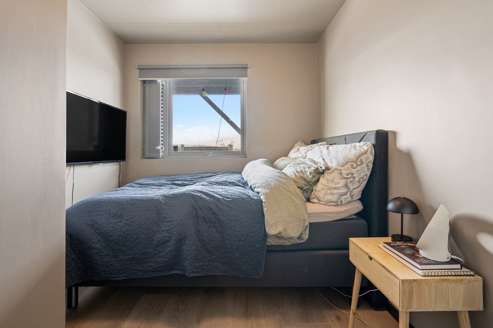 Det ene soverommet har god plass til seng og nattbord, og gir en rolig og behagelig soveplass. Galleribilde