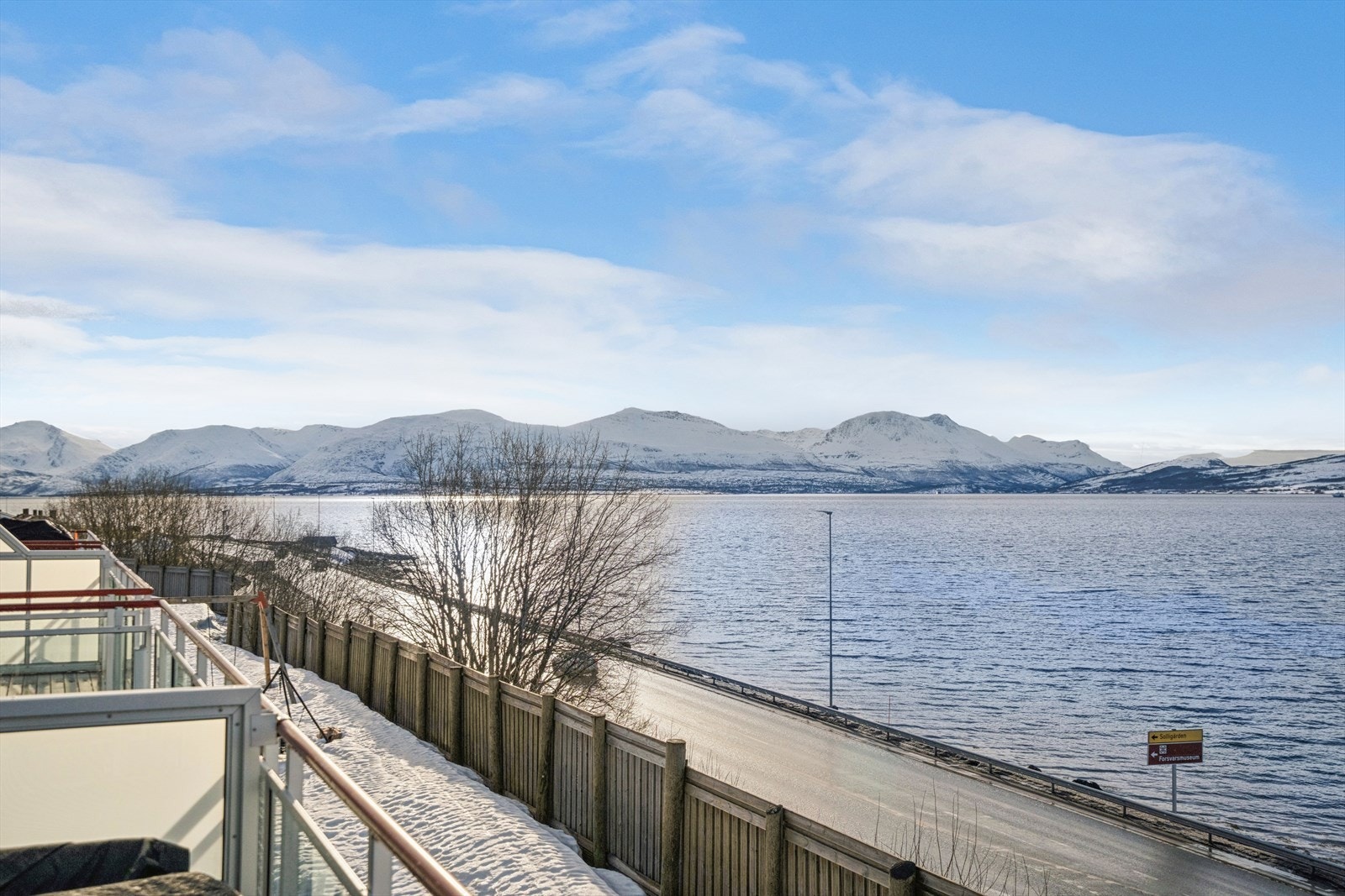 Flott utsikt mot sjøen og omkringliggende fjell. Galleribilde