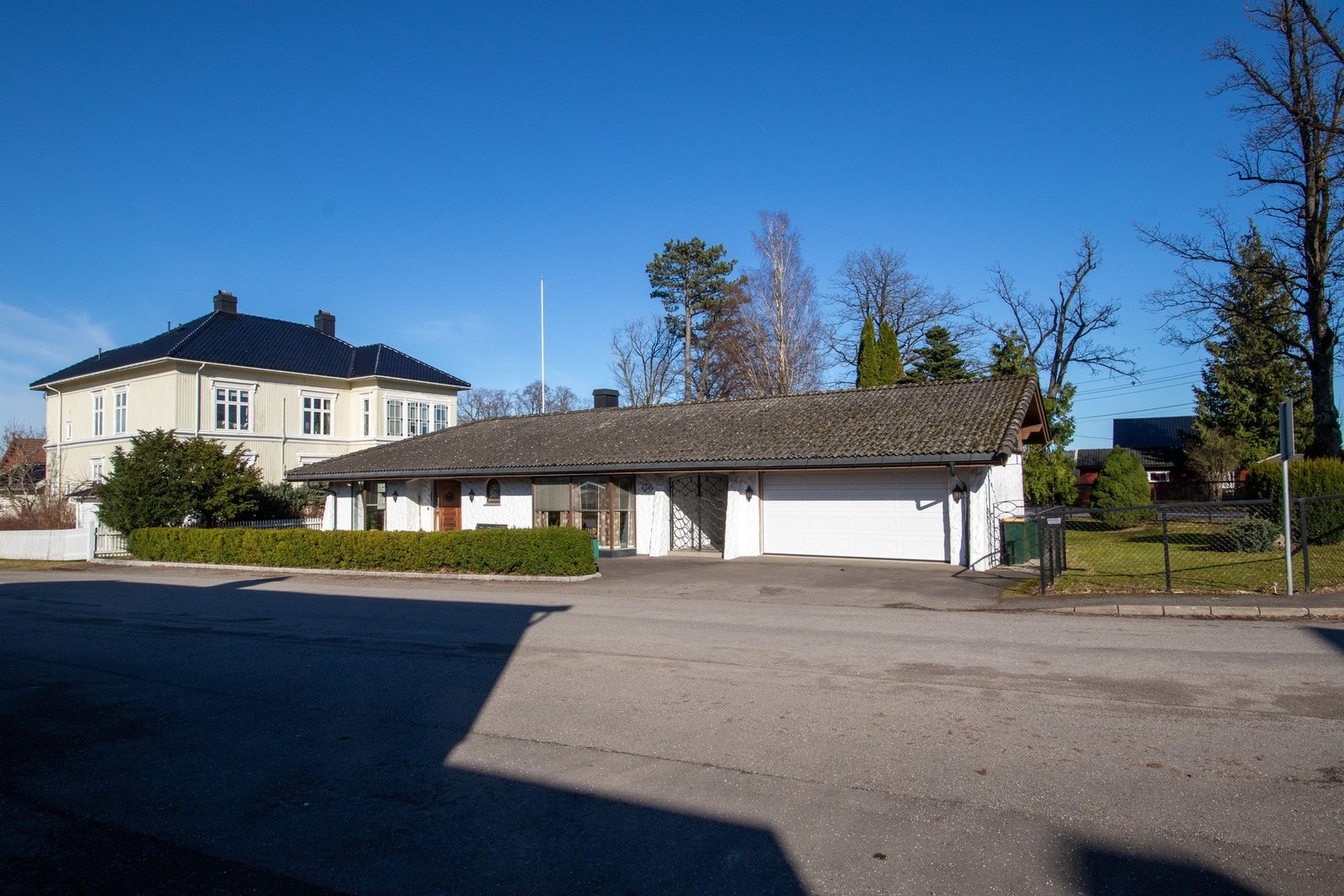 Garasje ved siden av boligen som er isolert, og har ny leddport med åpner i 2009. Galleribilde