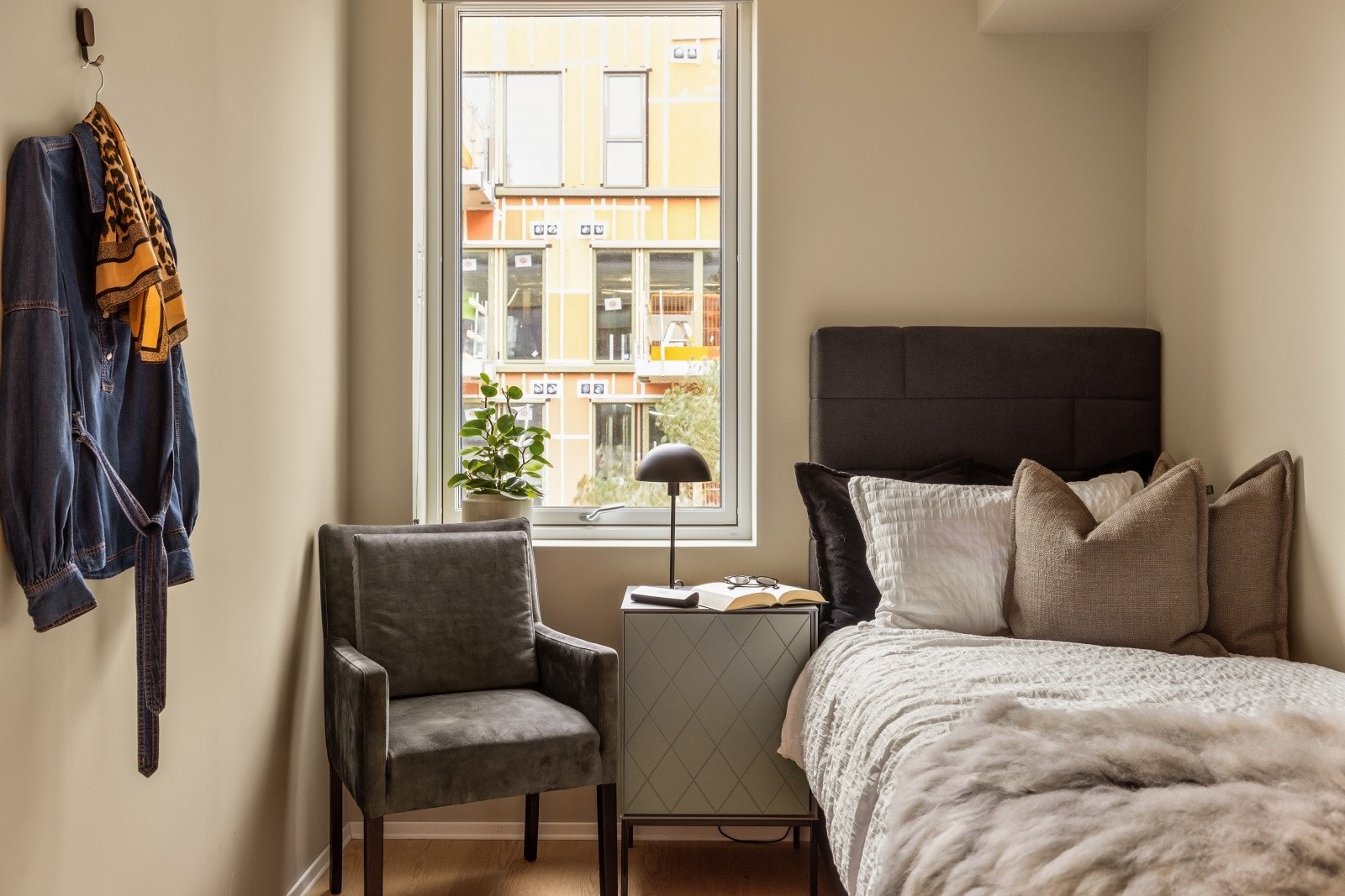 Utstyrt med garderobeløsning, og videre plass til seng og øvrig møblement Galleribilde