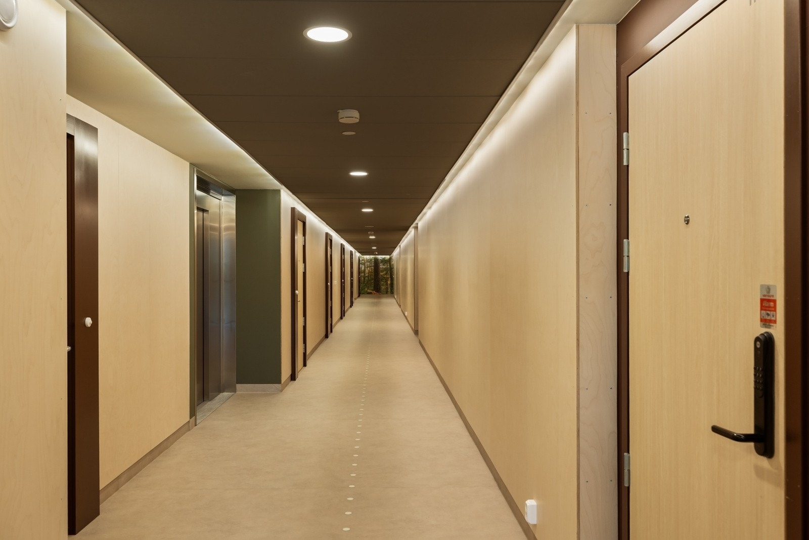 Her kan man gå tørrskodd fra bilen og opp til leiligheten via heis - Enklere får man det ikke! Galleribilde