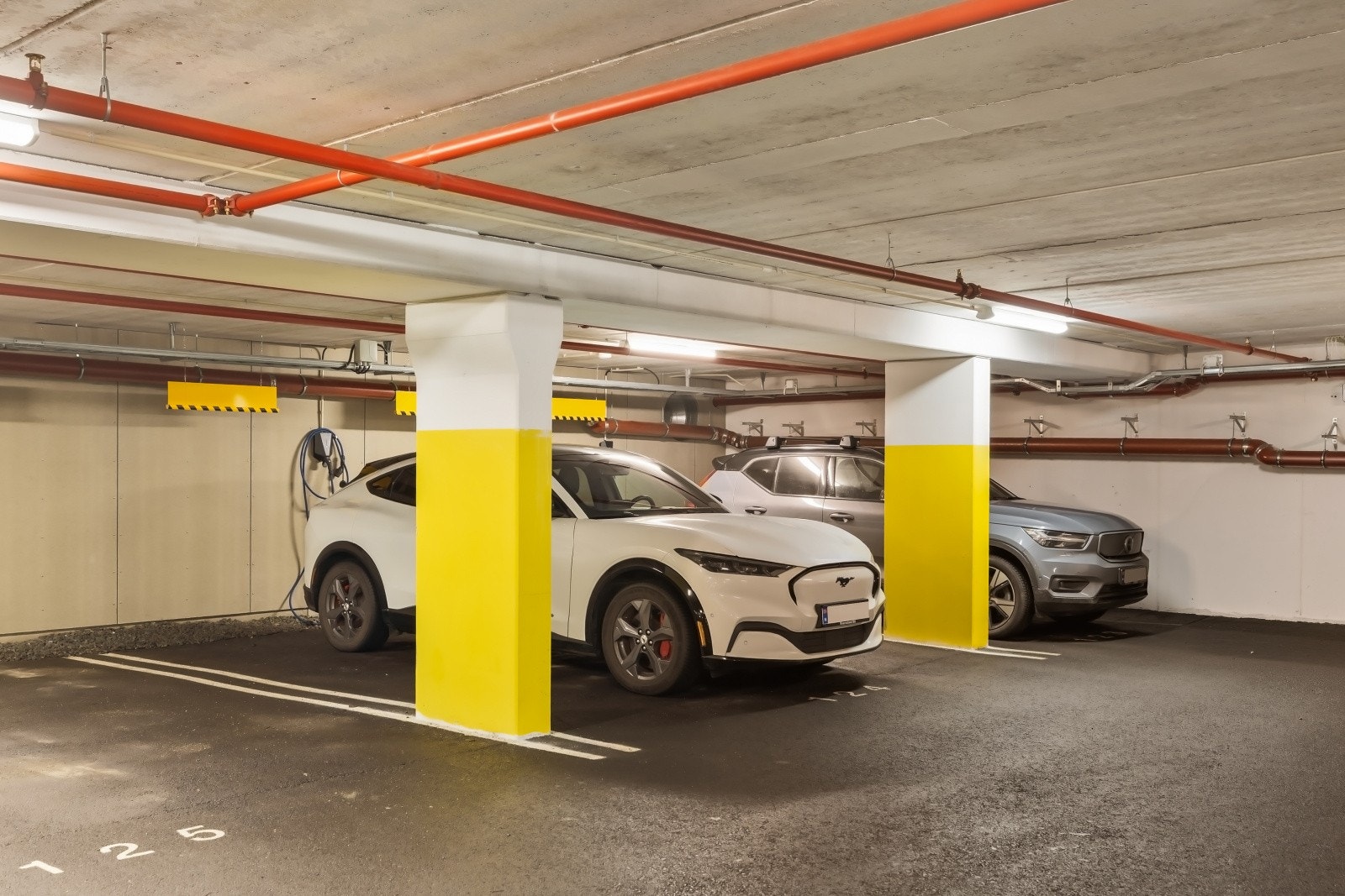 Leiligheten disponerer 1 fast parkering i felles garasjeanlegg - Pr. dags dato en romslig HC-parkering med mulighet for leie av elbil-lader (Kan bli tildelt ny plass dersom behov endrer seg) Galleribilde