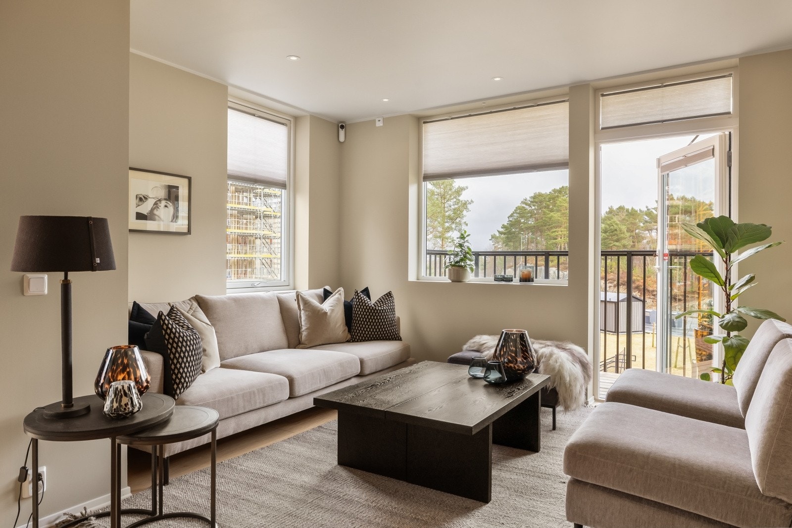 Oppholdsrommet har en gjennomtenkt planløsning, med god plass til sofrakroken Galleribilde