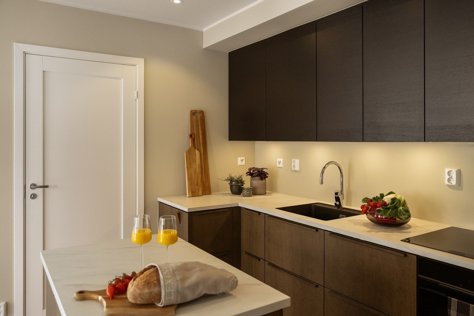 Fin utførelse i mørk eik på skrogene - Laminat benkeplate og kjøkkenvask i kompositt Galleribilde