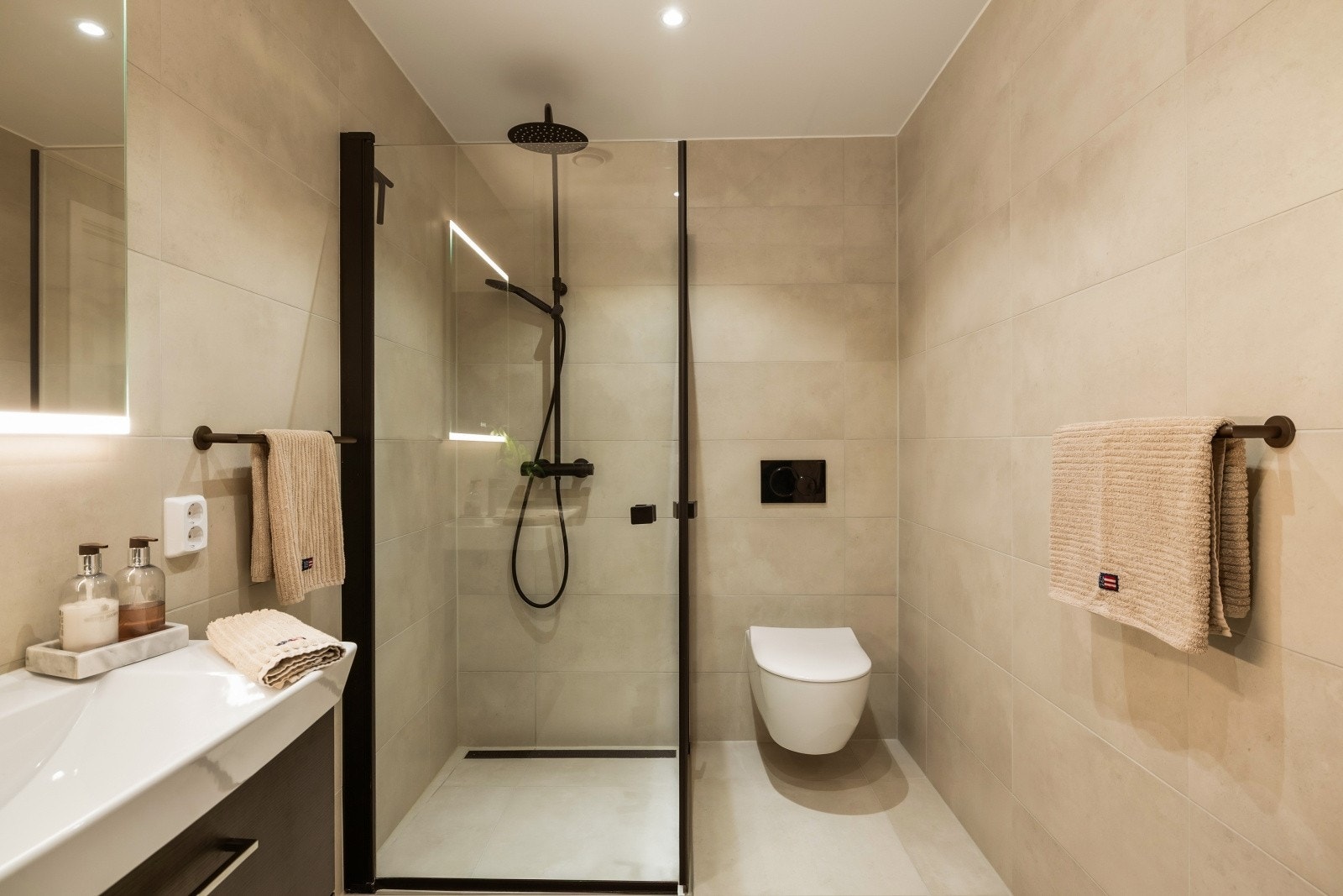 Her er det gjort tilvalg med bla. store 60x60cm fliser på gulv, samt. flyttet opplegg for vaskemaskin ut fra baderommet Galleribilde