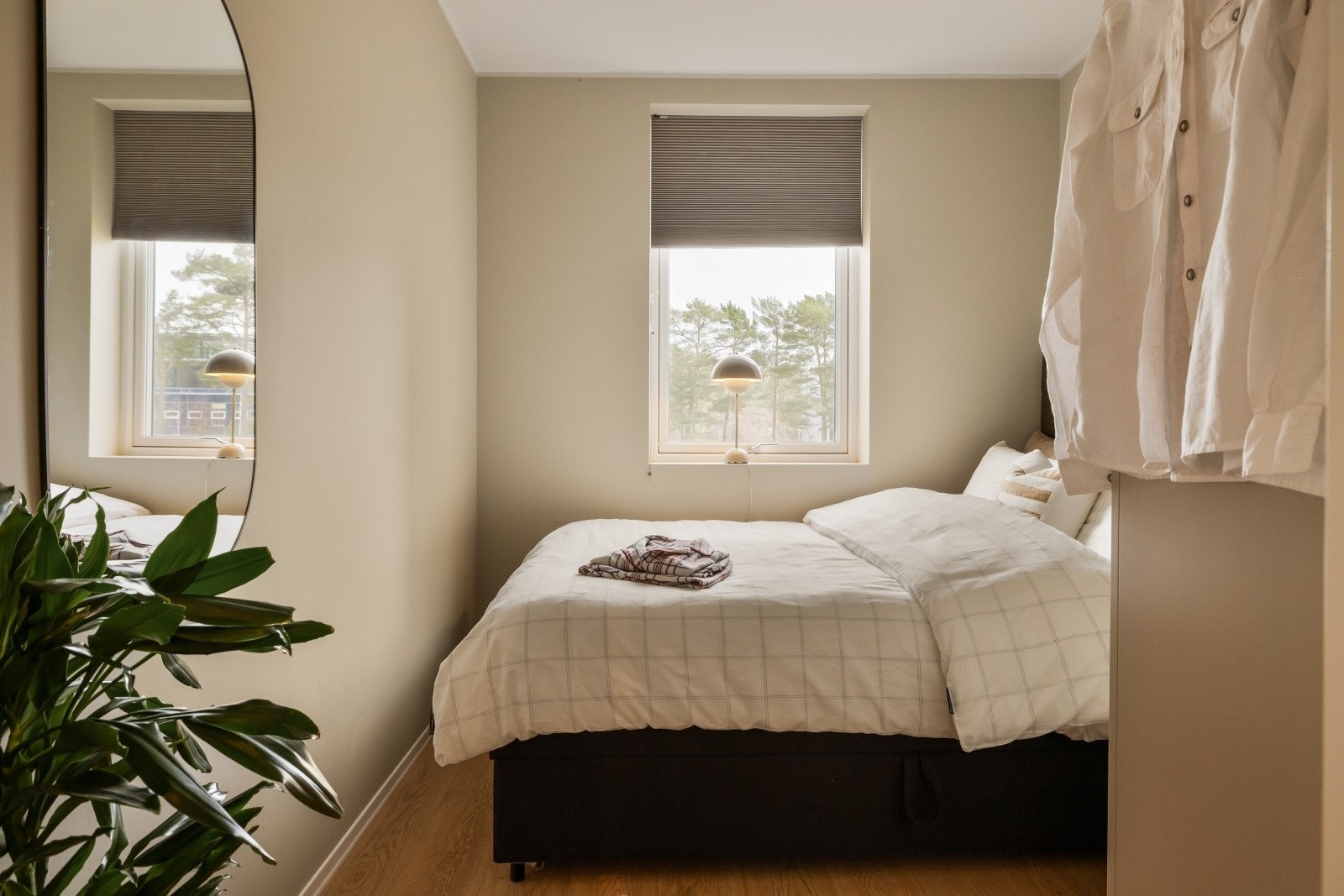 Soverom nr. 2 er også av god størrelse - Alle rommene er malt i samme lune fargevalg på vegger, og det flotte parkettgulvet går også igjen i samtlige rom Galleribilde