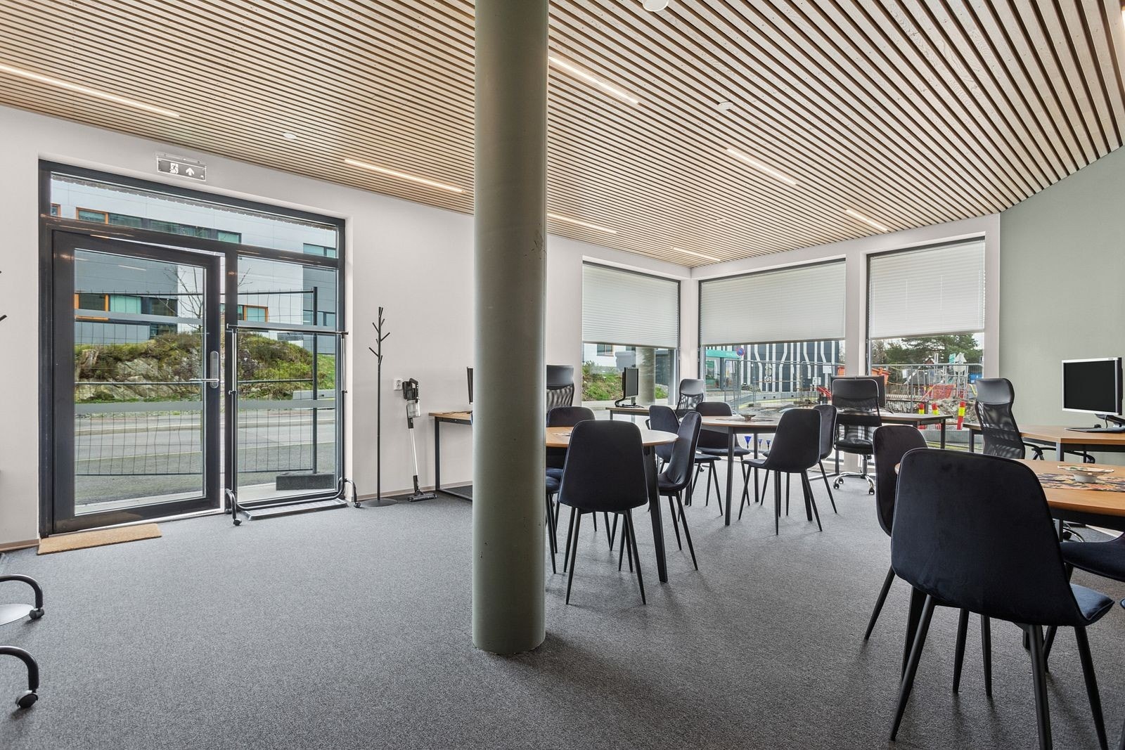 Lokalene er utstyrt med kjøkken og eget kjølerom til store mat-leveranser | Et av lokalene er også utstyrt med kontorpulter og pc-skjermer som kan benyttes kostnadsfritt til hjemmekontor i hverdagen Galleribilde