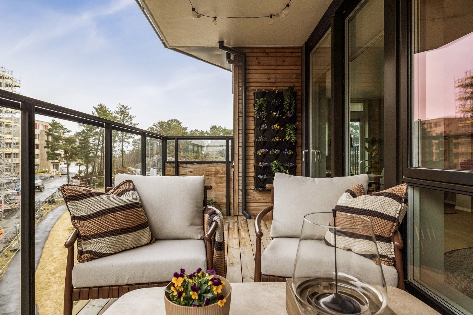 Den gode størrelsen på balkongen gjør det mulig å innrede med både hagemøbler og grill! Galleribilde