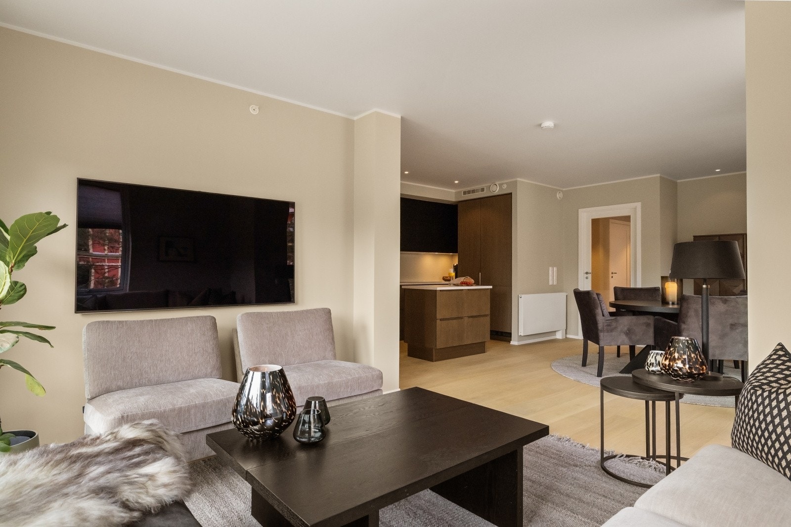 Her er det enkelt å underholde gjestene mens man kokkelerer på kjøkkenet! Galleribilde