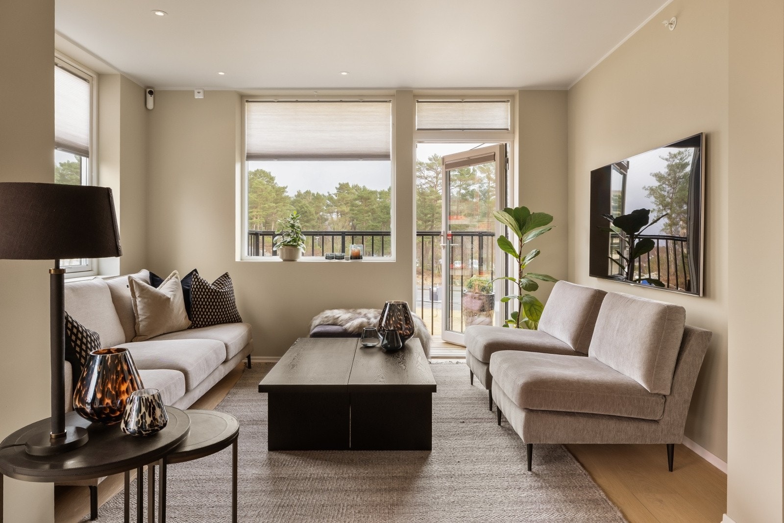 Fra sofahjørne har man videre tilkomst til den andre balkongen tilhørende leiligheten Galleribilde