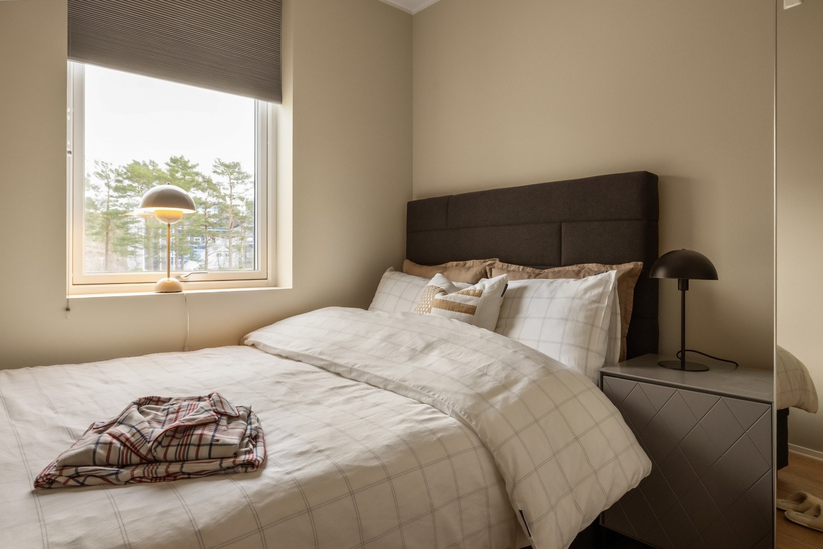 Rommet har god plass til seng og øvrig ønsket møblement Galleribilde