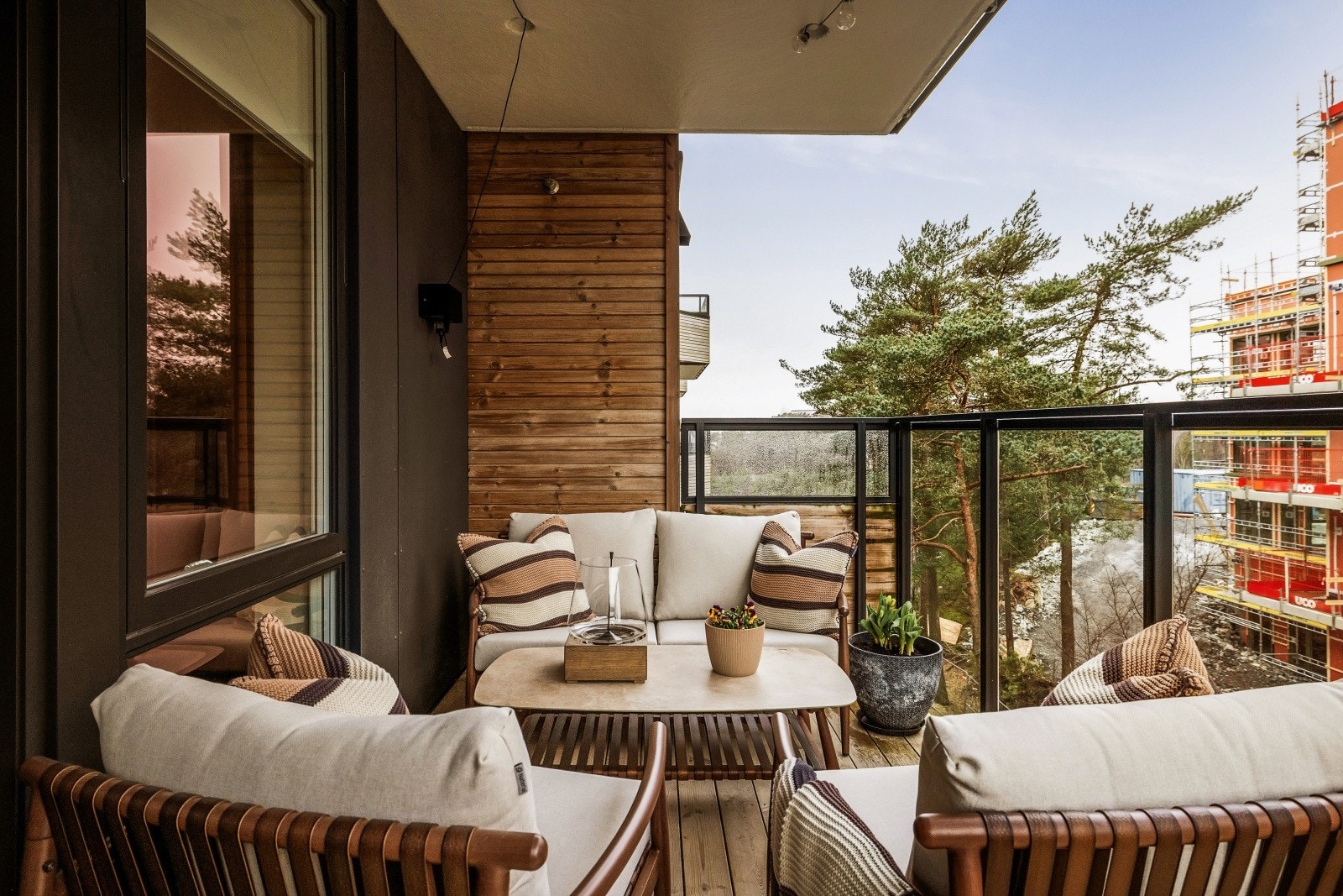 Fra spisestuen er det utgang til overbygd balkong på hele 9,4m² Galleribilde