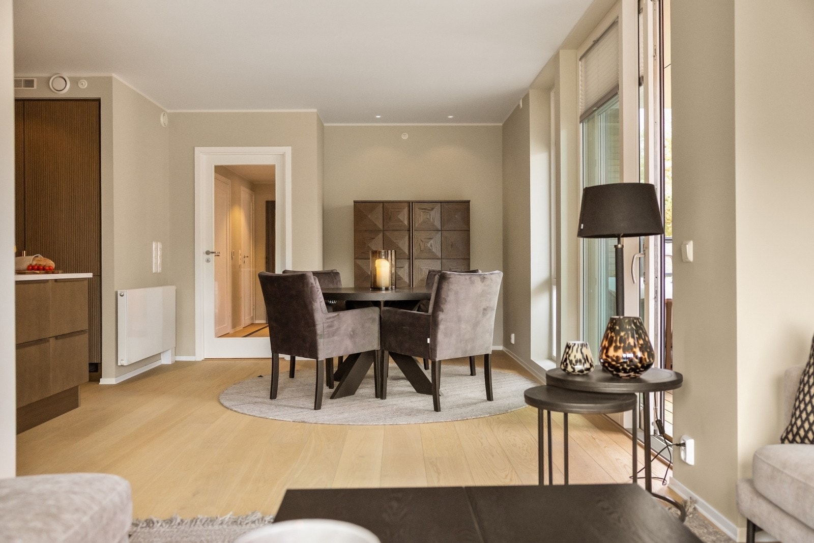 Spisestuen får sin naturlige plassering mellom kjøkkenet og stuen Galleribilde