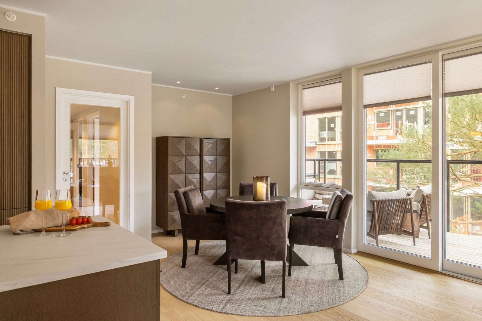 Fin detalj med glassdør som skiller mellom oppholdsrommet og de øvrige rommene i leiligheten Galleribilde