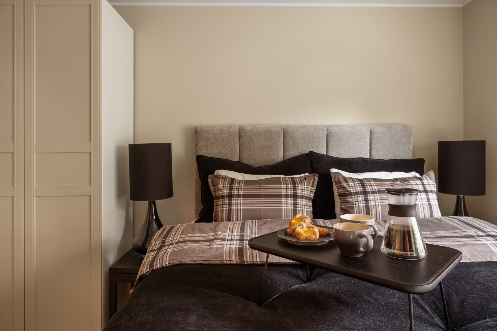 Hovedsoverommet er i tillegg utstyrt med en stor garderobeløsning som har rikelig med plass til klær og sko Galleribilde