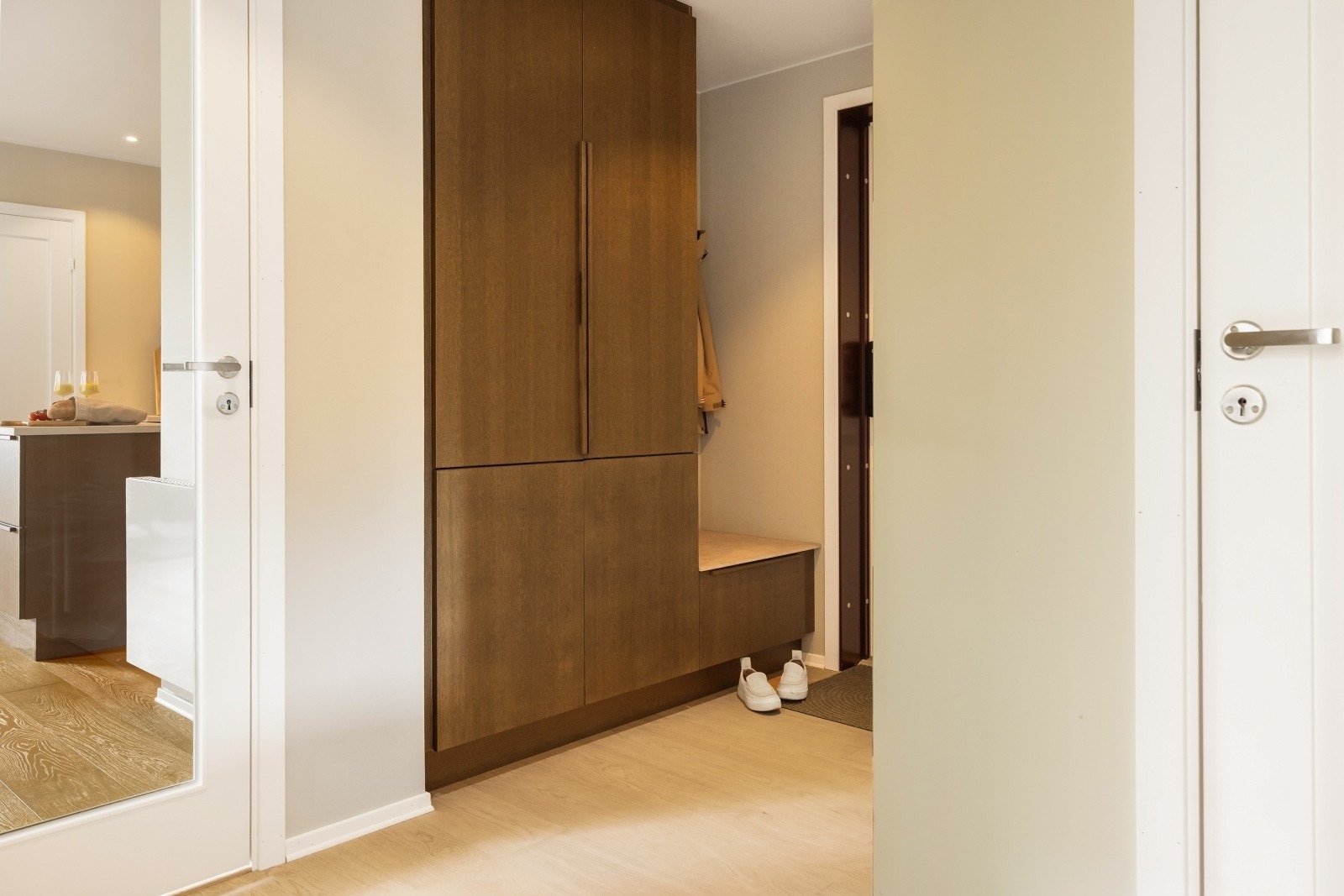 Inngangspartiet er utstyrt med samme skapløsning fra HTH som kjøkkenet - Noe som gir en fin og gjennomtenkt flyt Galleribilde