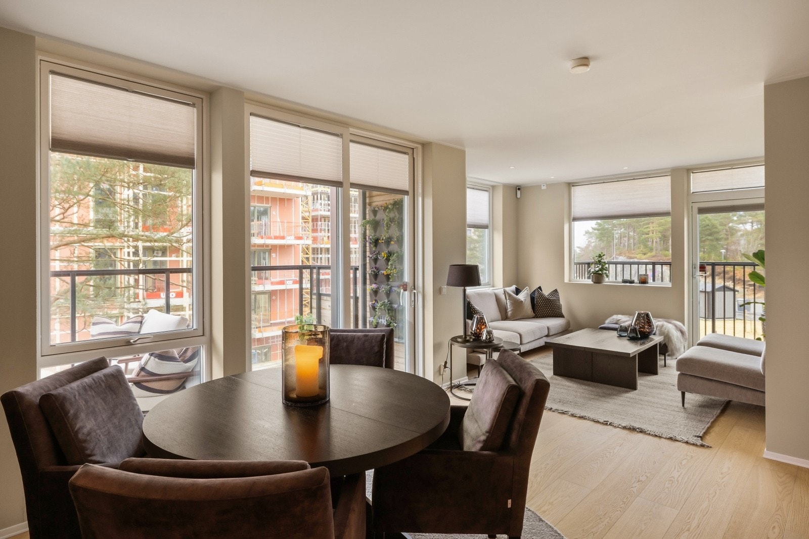 Med hjørnebeliggenhet i bygget får man rikelig med naturlig lysinnslipp fra flere vinkler i rommet! Galleribilde