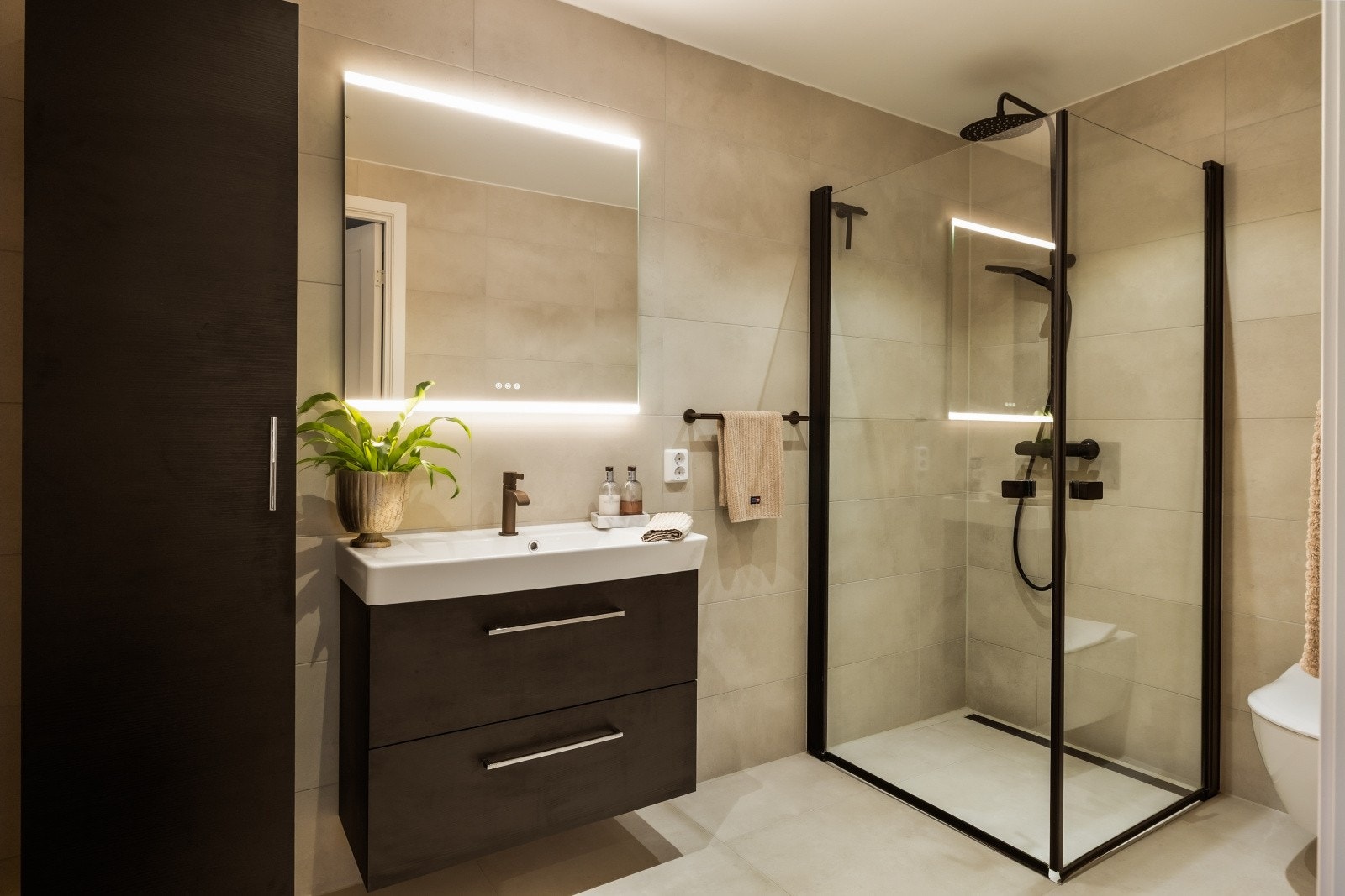 Leilighetens baderom er av svært god størrelse Galleribilde