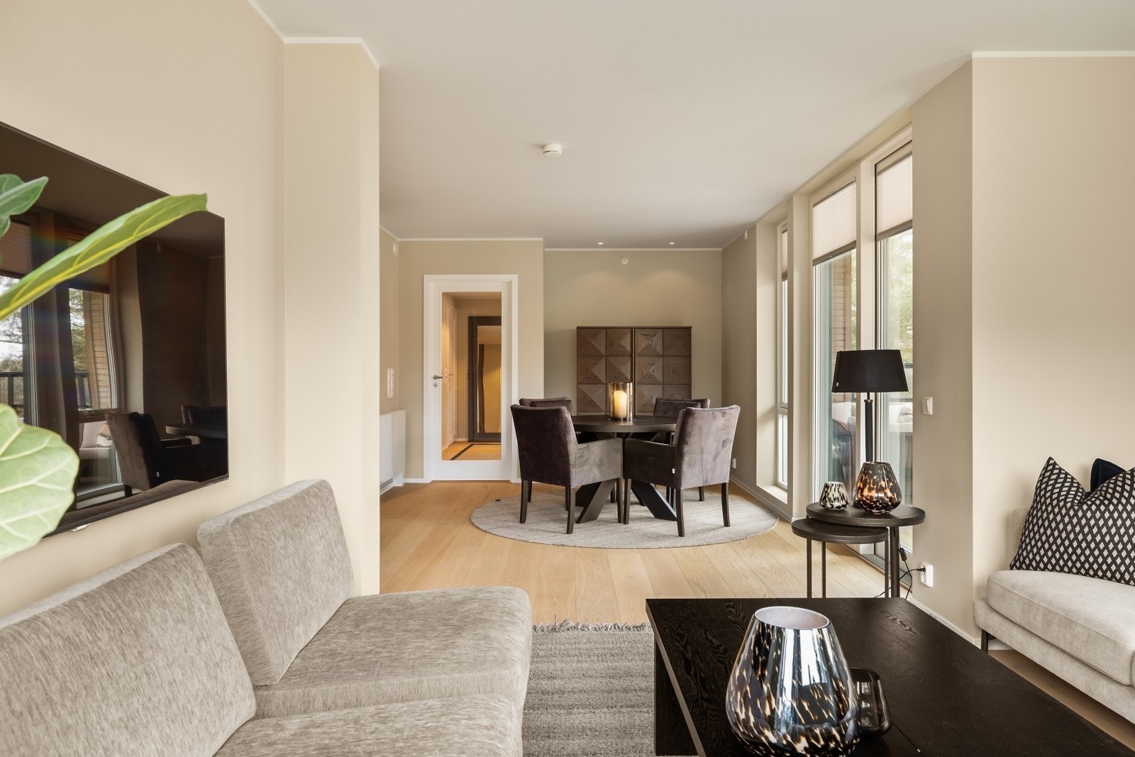 Åpent og sosialt oppholdsrom, naturlig inndelt i ulike soner Galleribilde