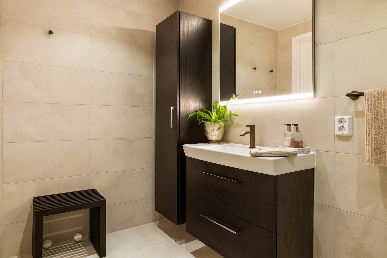 Her slipper man å ha vaskemaskinen på baderommet, noe som gir ekstra god plass til høyskap og øvrig baderomsinnredning Galleribilde