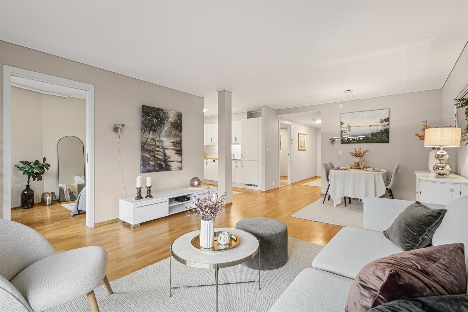 Robin Antonsen v/DNB Eiendom ønsker velkommen til Storgata 7C! Her får du en leilighet med en gjennomgående og åpen planløsning. Galleribilde