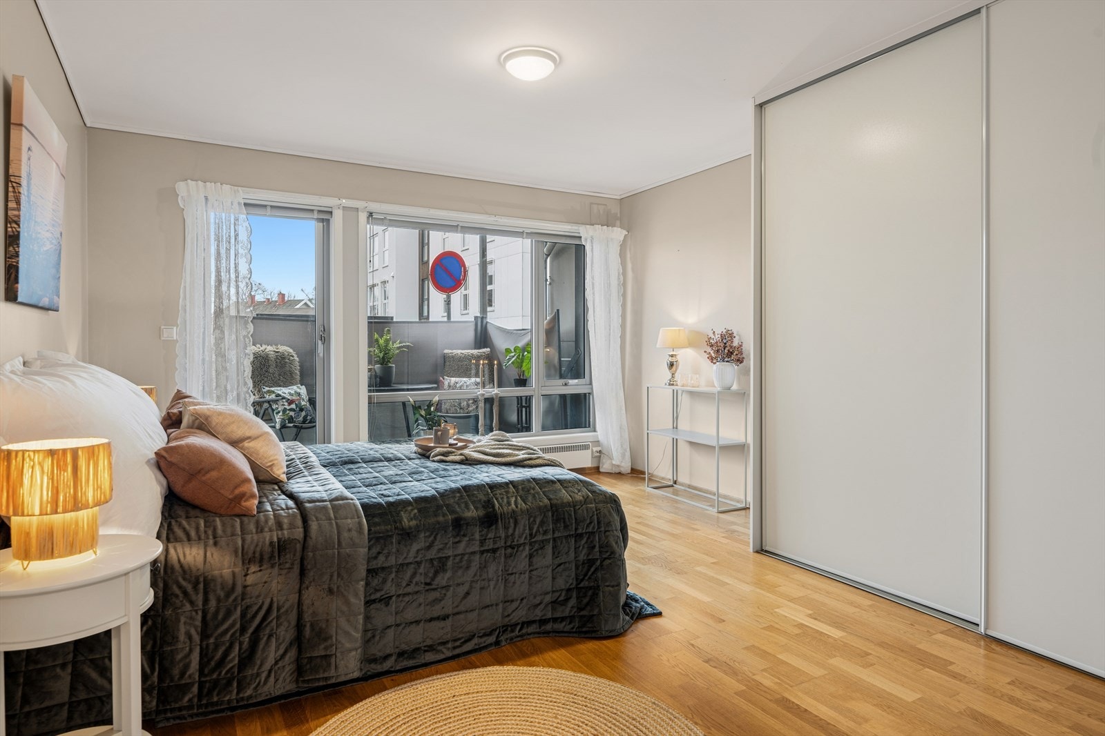 En stor skyvedørsgarderobe gir rikelig med oppbevaringsplass på hovedsoverommet. Galleribilde