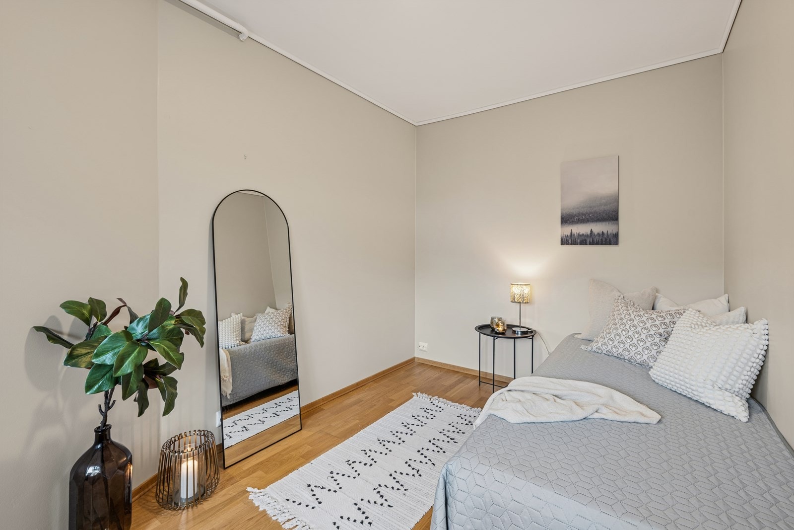 Rommet har plass til seng og skrivepult eller annen ønsket møblering. Galleribilde