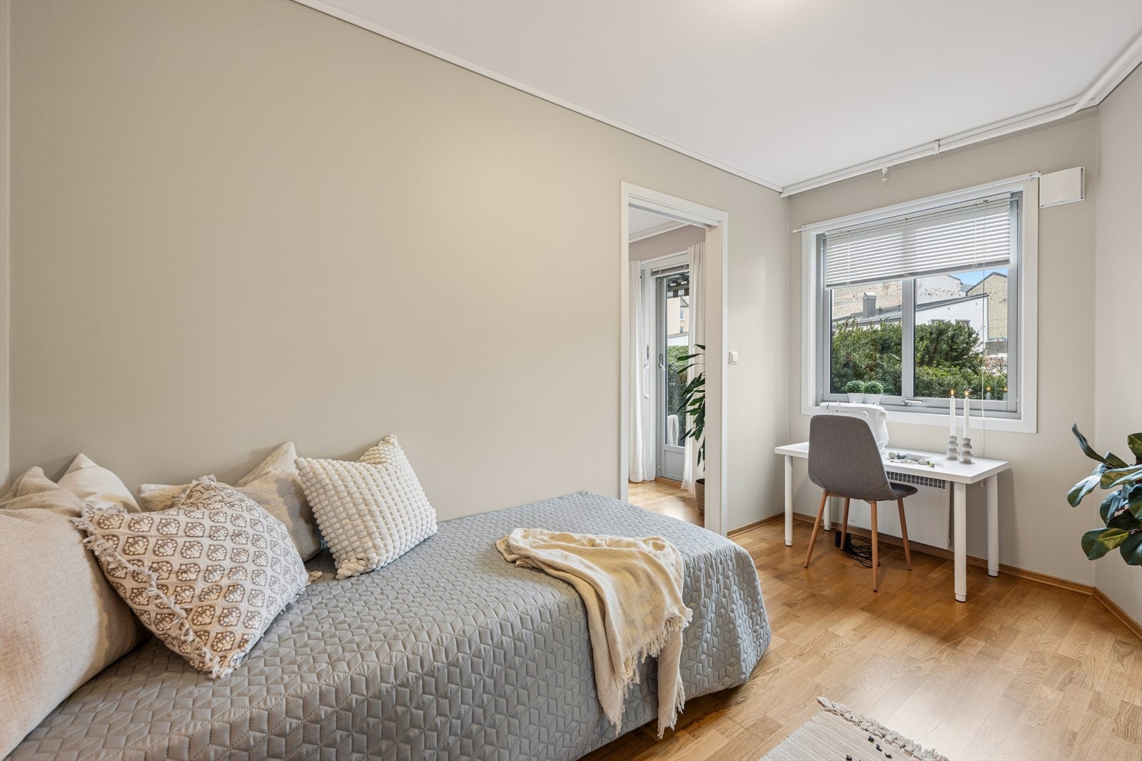 Leilighetens andre soverom passer utmerket som kombinert gjesterom og kontor/hobbyrom. Galleribilde