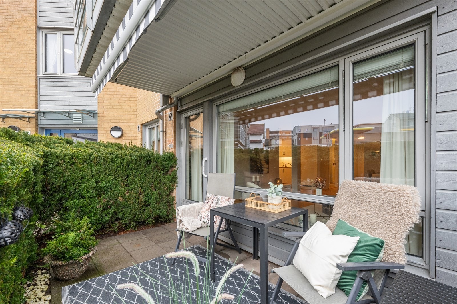 Usjenert uteplass, delvis overbygget og utstyrt med markise. Markisen kan tas helt ned til hekken for å skjerme uteplassen helt. Galleribilde