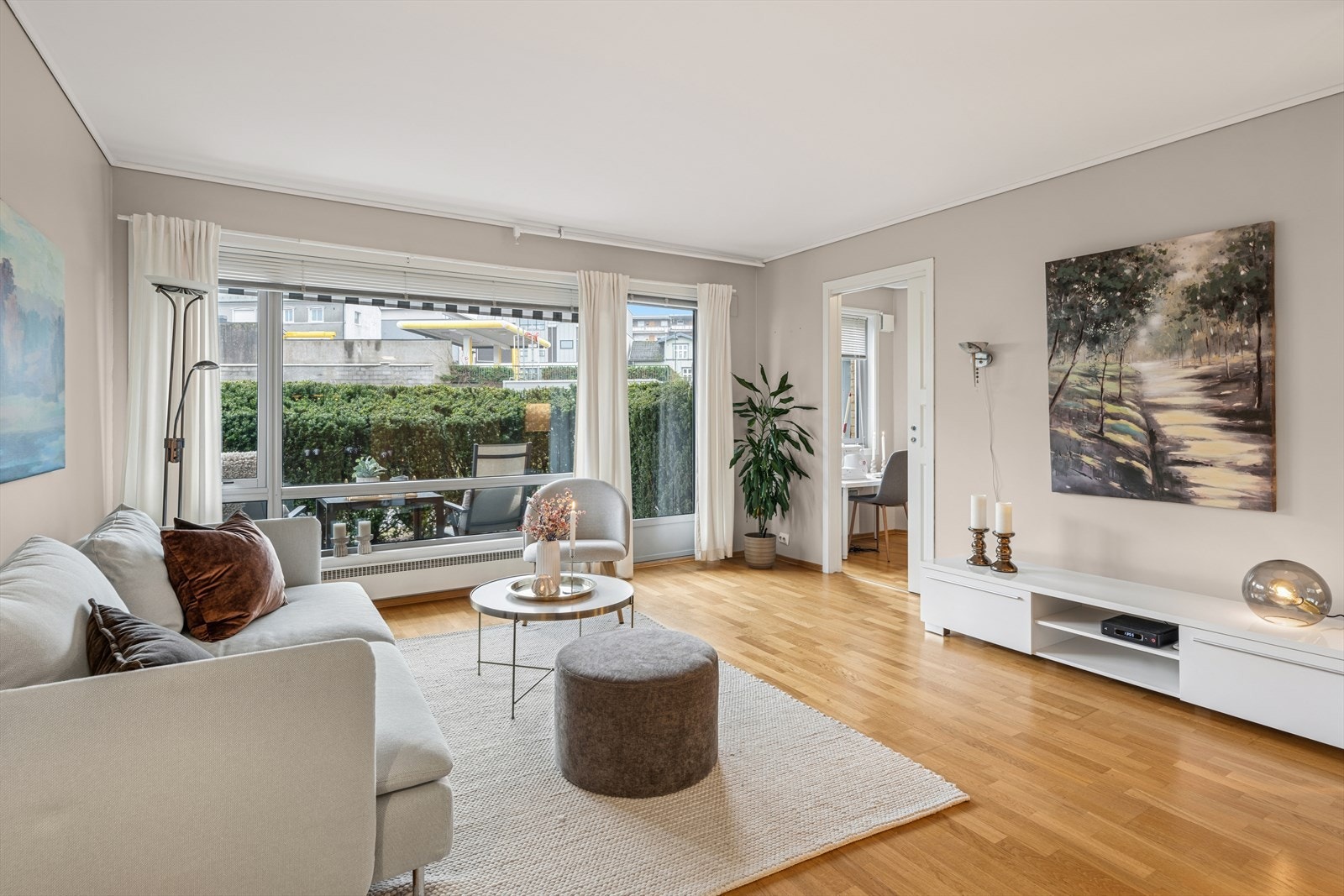 Lys og trivelig stue med direkte utgang til terrasse. Galleribilde