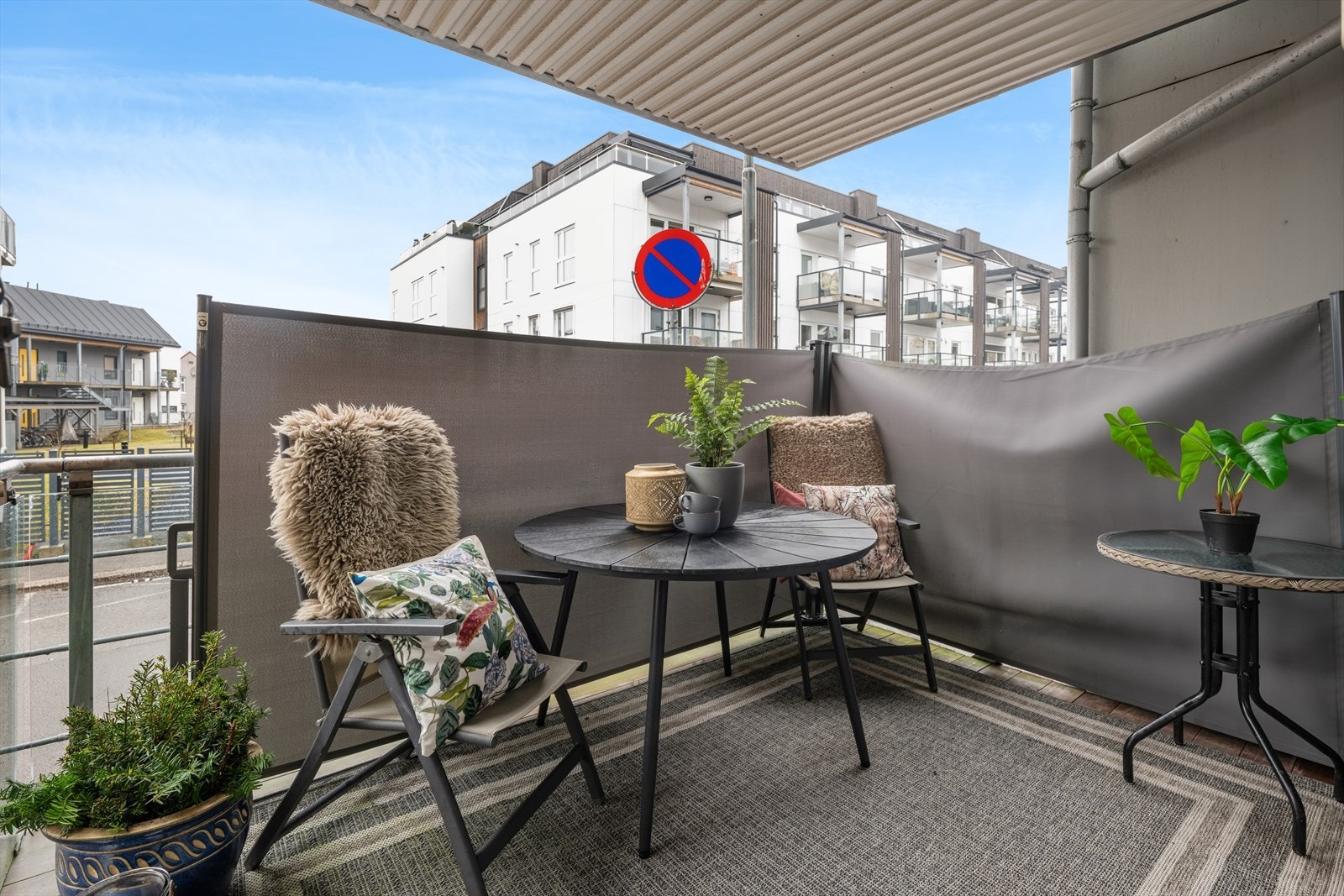 Leiligheten er gjennomgående og har privat uteplass på begge sider. Galleribilde