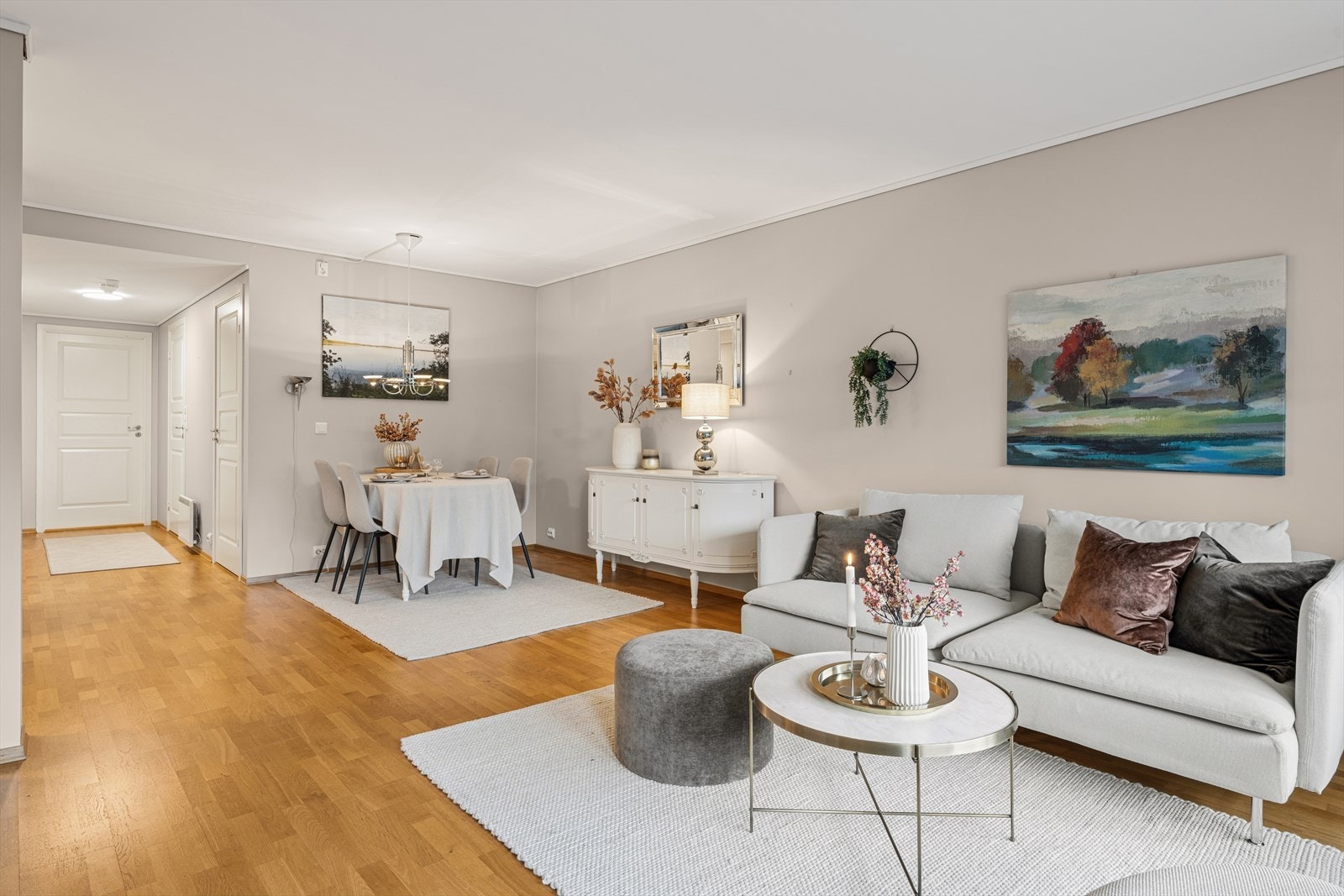 Stuen er et sosialt og åpent rom med god plass til både sofagruppe og spisebord. Galleribilde