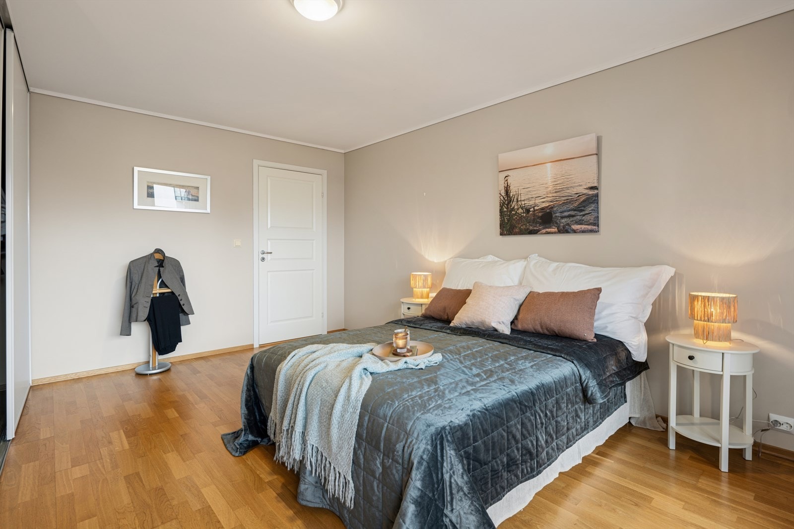 Meget romslig og pent soverom med god plass til stor dobbeltseng. Galleribilde