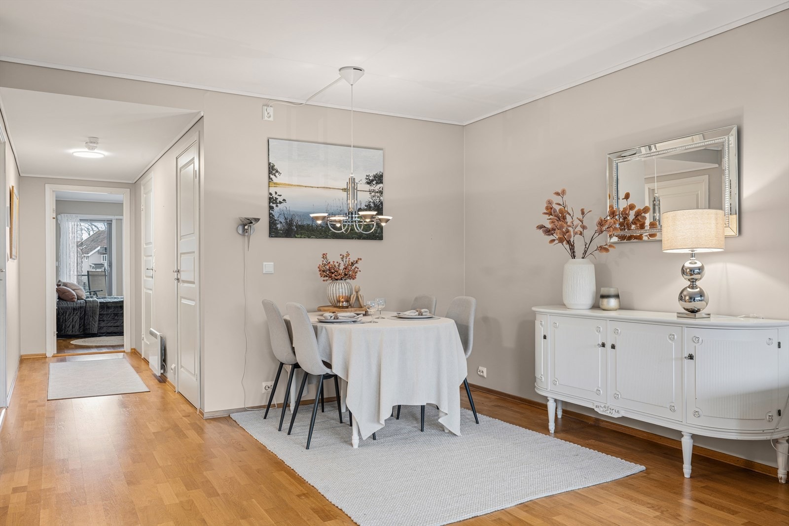 Spisestuen har god plass til et langbord når man venter besøk fra familie og venner Galleribilde