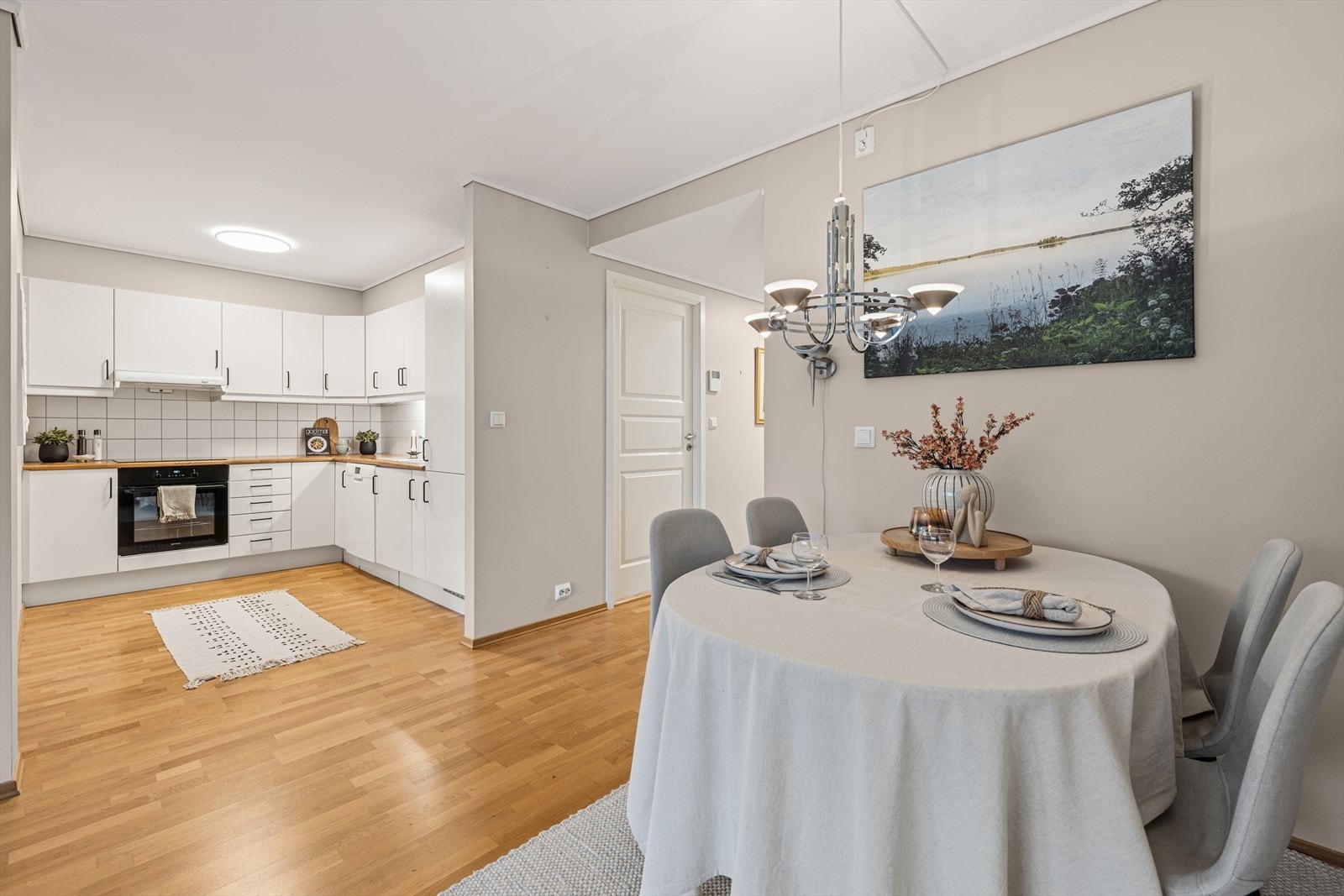 Den åpne løsningen mellom kjøkken og spisestue skaper en naturlig flyt i rommet. Galleribilde