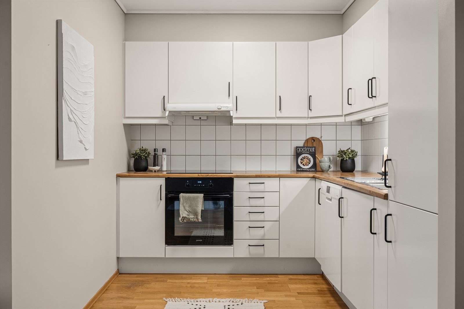 Kjøkkeninnredningen er utstyrt med integrert stekeovn, platetopp og oppvaskmaskin. Galleribilde