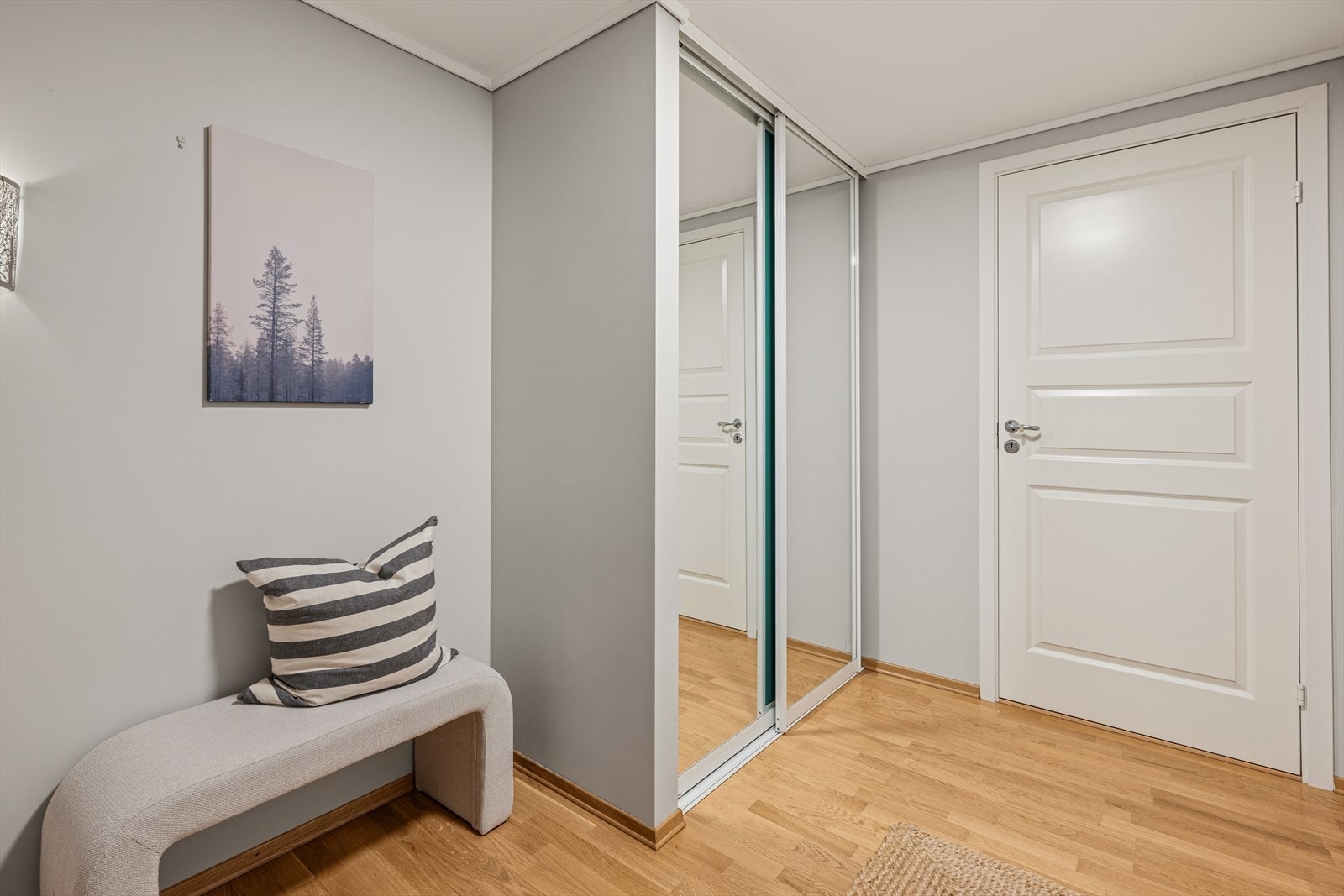 Entréen ønsker velkommen med en romslig skyvedørsgarderobe for effektiv oppbevaring av yttertøy. Galleribilde