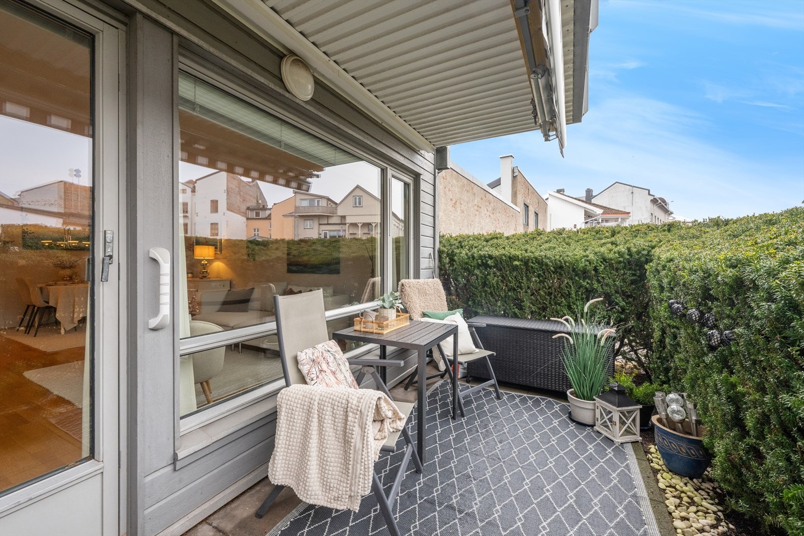 Terrassen er en hyggelig og usjenert uteplass til glede på god og varme sommerdager. Galleribilde