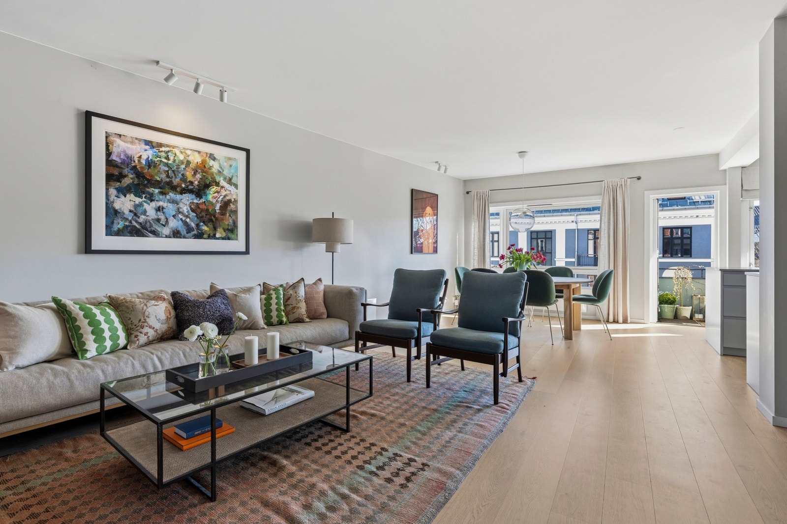 FRa stuen og spisestue/ kjøkken er det utgang til den fine balkongen. Galleribilde