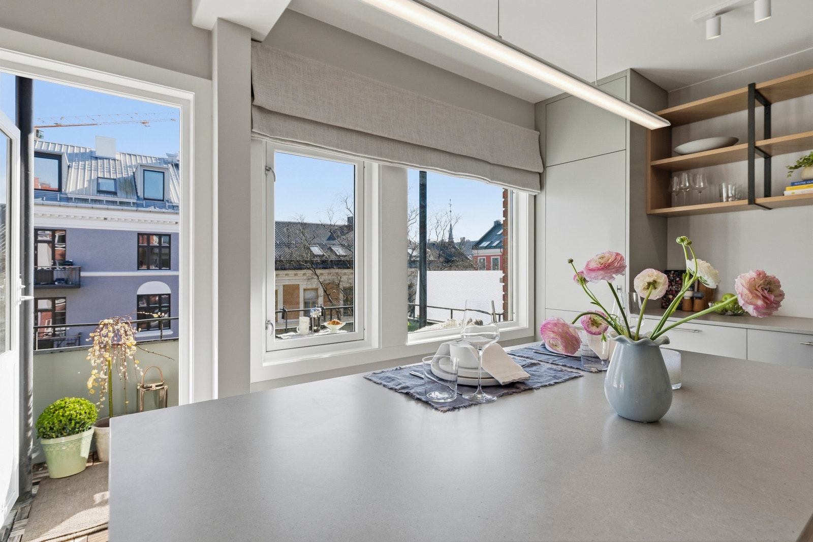 Kjøkkenet har en åpen, luftig og funksjonell utforming og kvalitets hvitevarer. Galleribilde