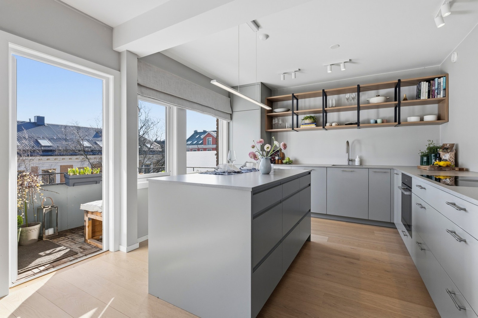 Øya er et flott samlingspunkt, perfekt for koselige måltider, rolige morgenstunder og gode samtaler mens middagen tilberedes. Galleribilde