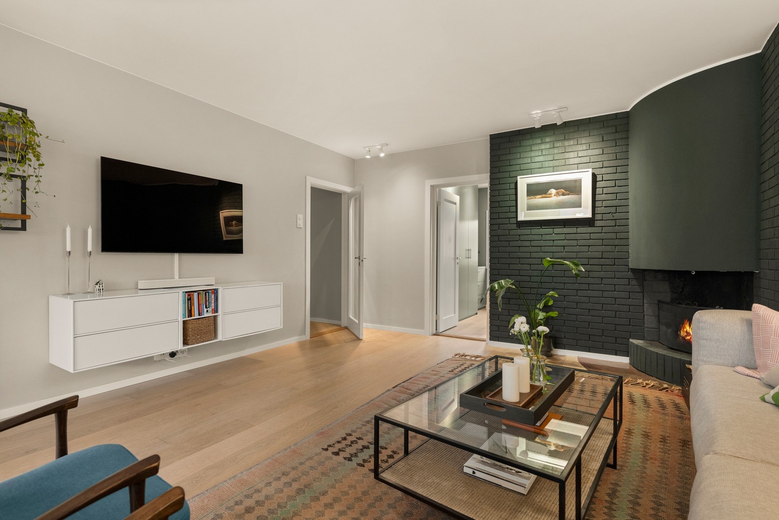 Vel inne igjen, utformingen gjør stuen enkel å møblere med flere sittegrupper i ulike soner. Galleribilde