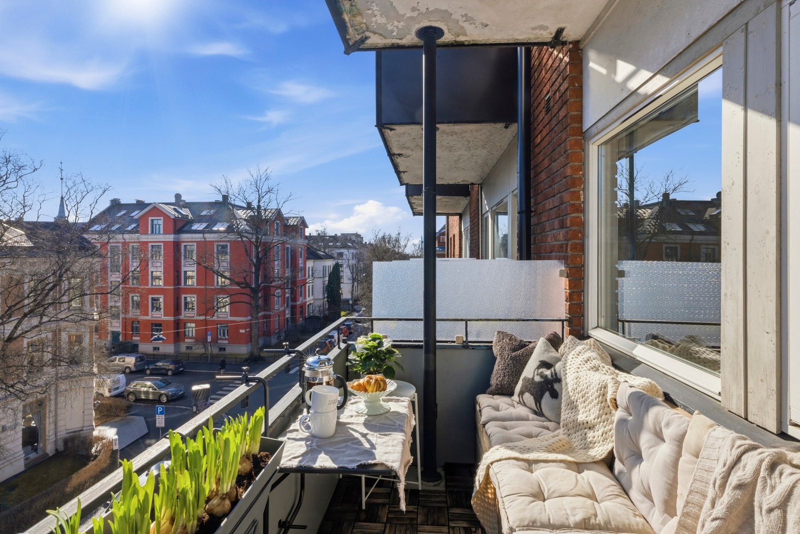 Balkongen har levegger og plassbygd sittebenk, og innbyr til stille stunder så vel som lange, sosiale kvelder. Galleribilde